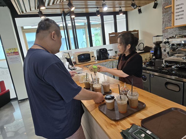 주간보호 김해지혜의바다도서관 카페 체험1.jpg