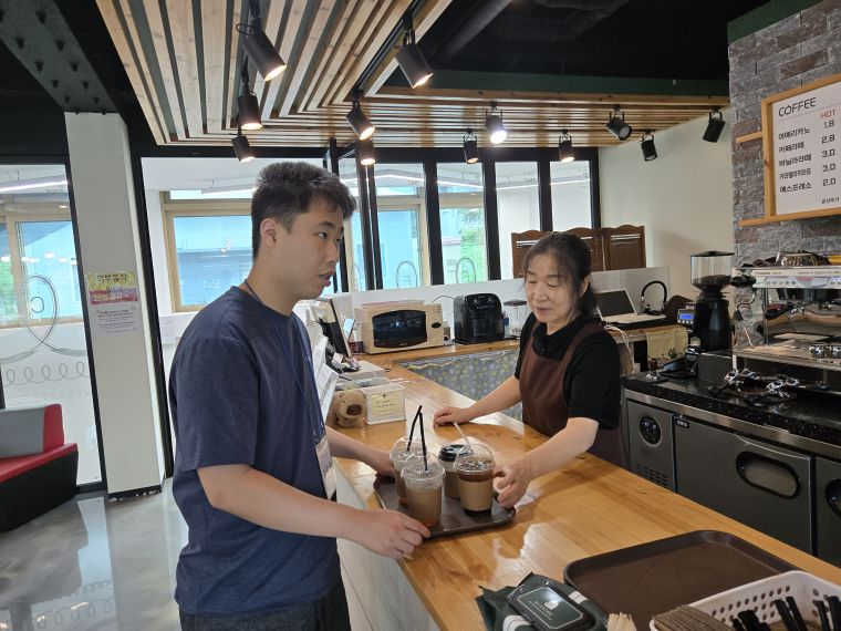 주간보호 김해지혜의바다도서관 카페 체험2.jpg