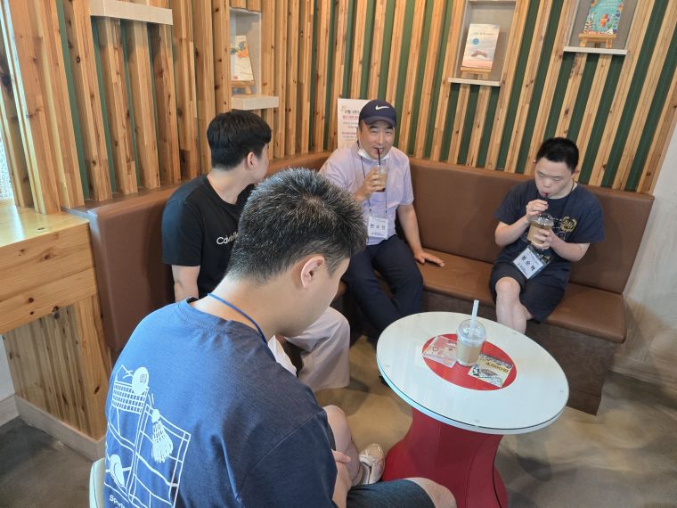 주간보호 김해지혜의바다도서관 카페 체험3.jpg