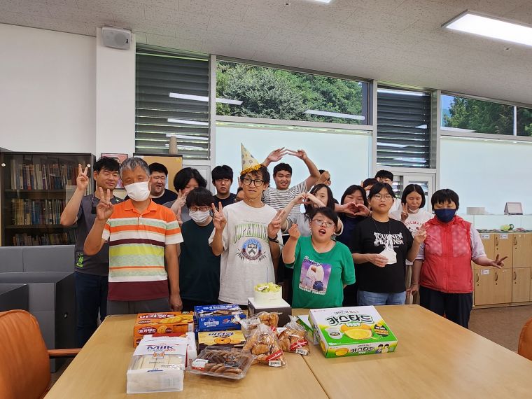 직업지원 훈련생 7월 생일잔치 사진.jpg