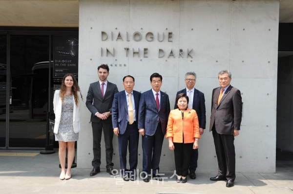 ëì¤ë°ì´ íì¬ì ì°¸ìí (ì¤ë¥¸ìª½ë¶í°) ì´ìë ìì, ìë¹ì ¼ì¤ ì¡ìí¬ ëí, ì¡°ì¢ë ì´ì¬ì¥, ë¬¸ì§êµ­ ìì, ì ì ì ê¸°íê´ë¦¬ì´ì¬, íëì¤ ëì¬ê´ ê´ê³ìë¤ì´ ìë¹ì ¼ì¤ìì ê¸°ëì´¬ìì ìíê³  ìë¤. âíêµ­ì¥ì ì¸ê³ ì©ê³µë¨